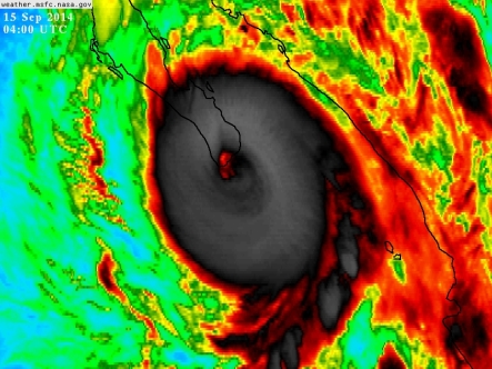 Momento exacto en el que el poderoso huracán Odile de categoría 3 bordeando la categoría 4 entró a Baja California Sur.
